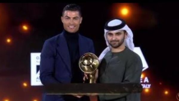 رونالدو يتوج بجائزة