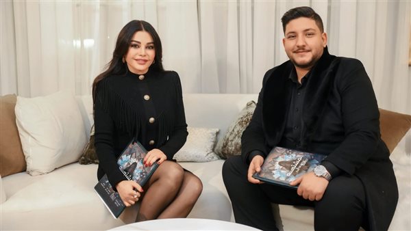 وهبي تحتفل بتوقيع