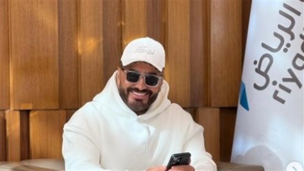 تامر حسني من المطار