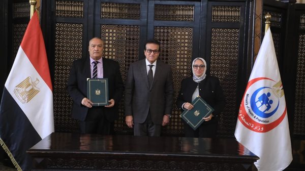 وزير الصحة خلال التوقيع
