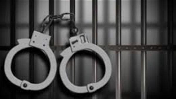 شاب يعتدي على زوج