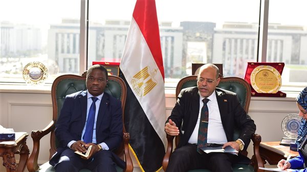 وزير العمل وسفير