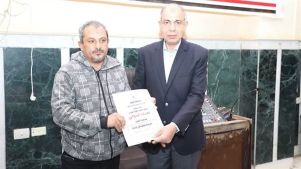 محافظ المنيا يسلم