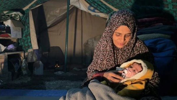 أم ورضيعها أثناء