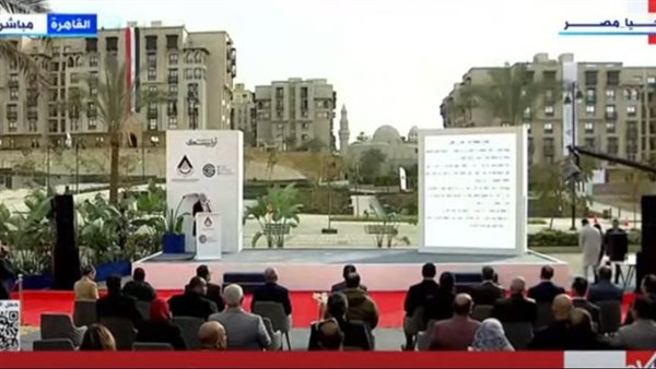 تسليم عقود عدد من