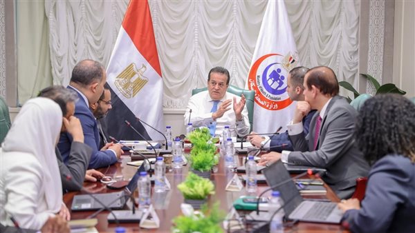 اجتماع وزير الصحة