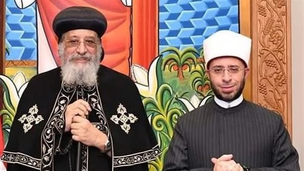 وزير الأوقاف ينئ