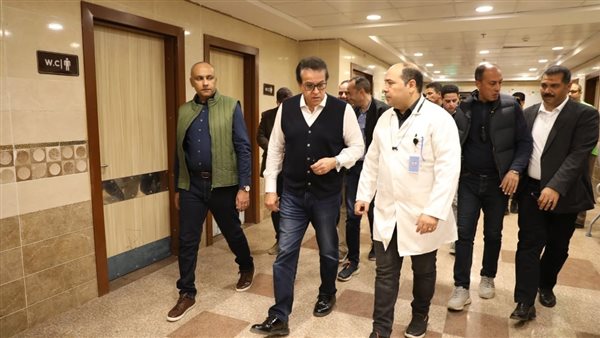 وزير الصحة خلال الجولة
