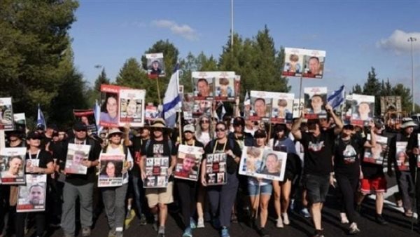 عشرات الآلاف يتظاهرون