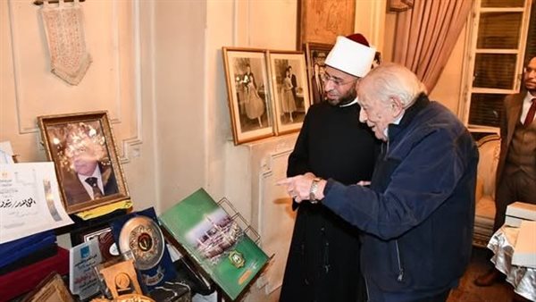 وزير الأوقاف والفنان