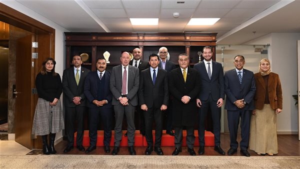 وزير الرياضة يتوسط