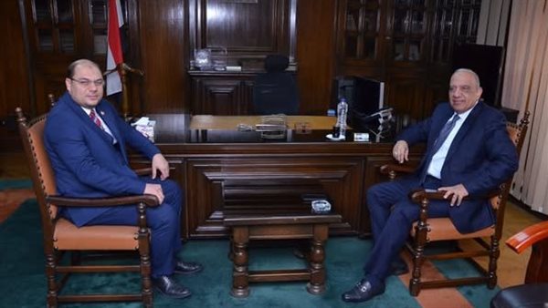 وزير الكهرباء يجتمع