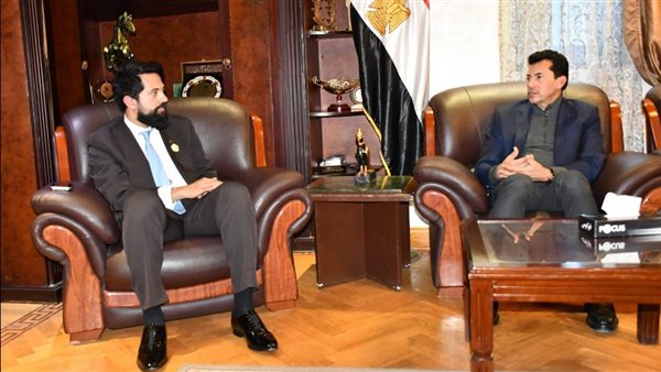 وزير الرياضة مع الرئيس
