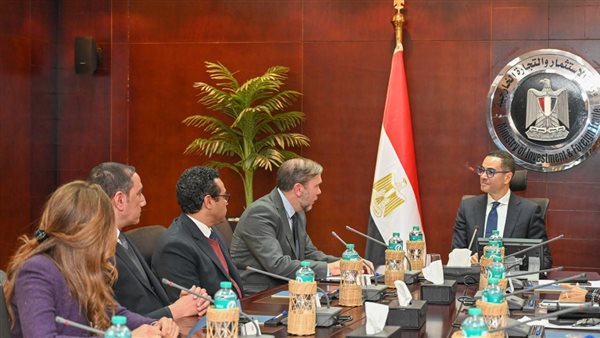 وزير الاستثمار مع