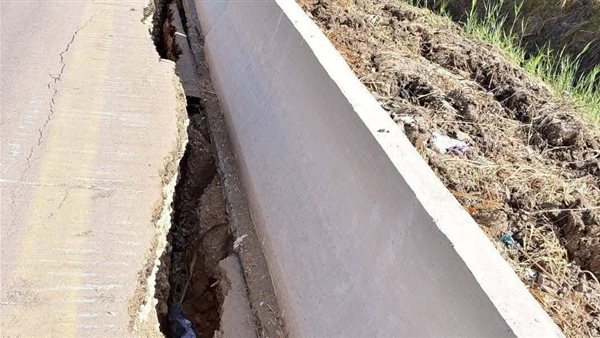 انهيار بطريق محور