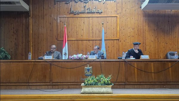 اجتماع محافظ أسيوط