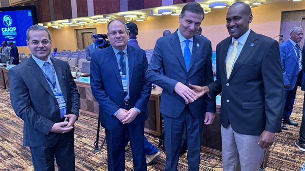 وزير الزراعة يلتقي