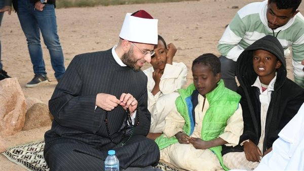 وزير الأوقاف يلتقي