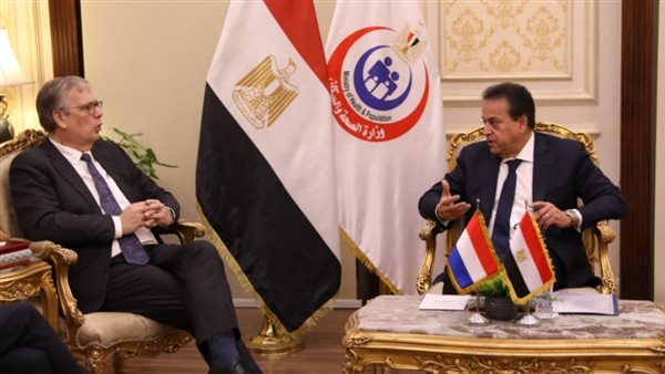 اجتماع وزير الصحة