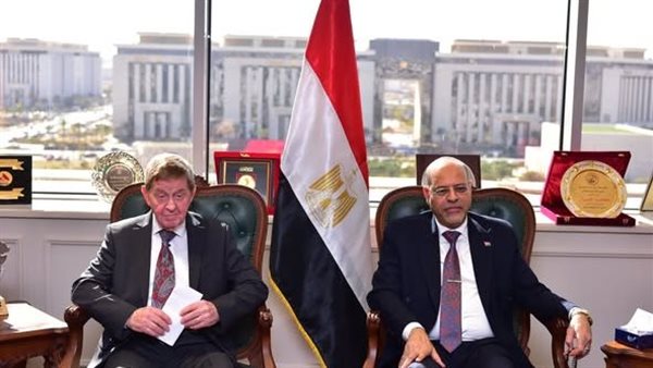 وزير العمل يلتقي