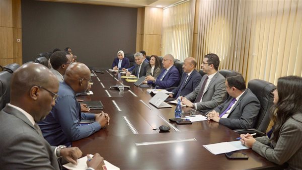  وزير الري يلتقى