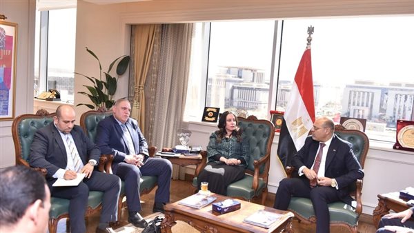 وزير العمل مع وفد