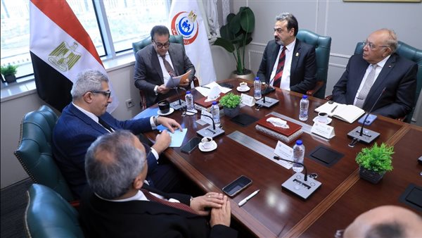 وزير الصحة خلال الاجتماع