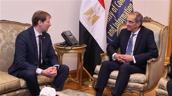 وزير الاتصالات خلال