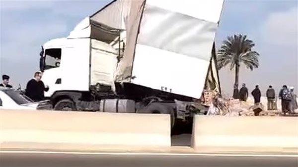 حادث إنقلاب مقطورة