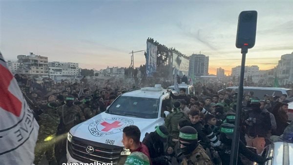 لحظة تسليم المحتجزات