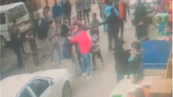 لحظة اعتداء ولي أمر