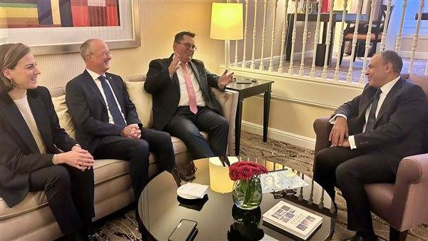 من جانب من لقاء وزير