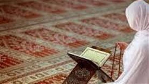 حكم صلاة المرأة وقدميها