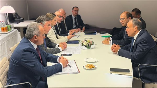 وزير  يلتقى مع رئيس