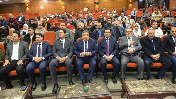 المحافظ أثناء الاجتماع