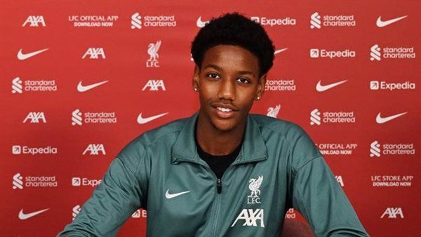 ألفين أيمن خلال التوقيع