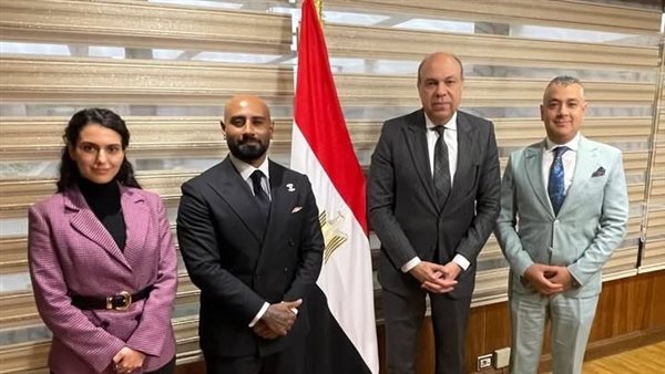 وزير الطيران مع الوفد