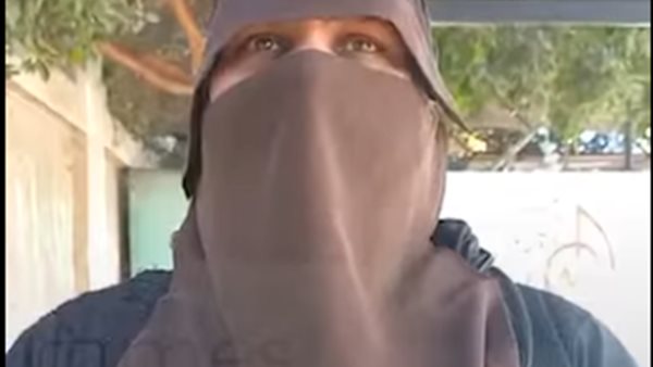 والدة الطالب المعتدى