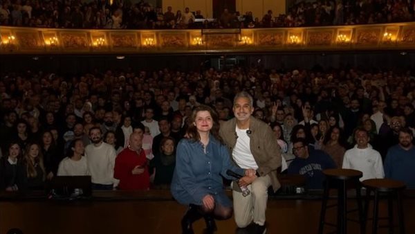 جماهير غفيرة في مسرح