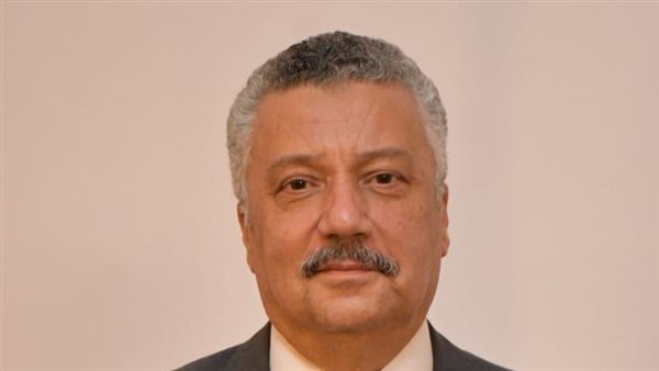 عميد كلية الآداب