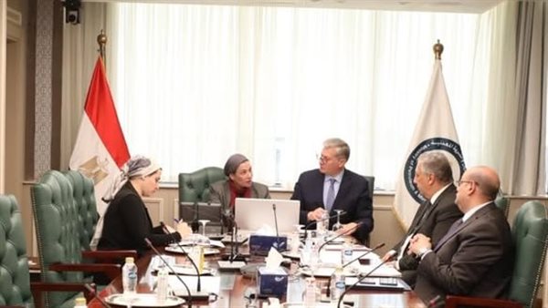 وزير البترول مع وزيرة