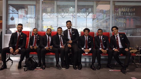 الفريق في المطار