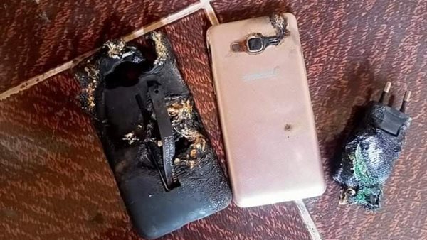 الشاحن والهاتف بعد