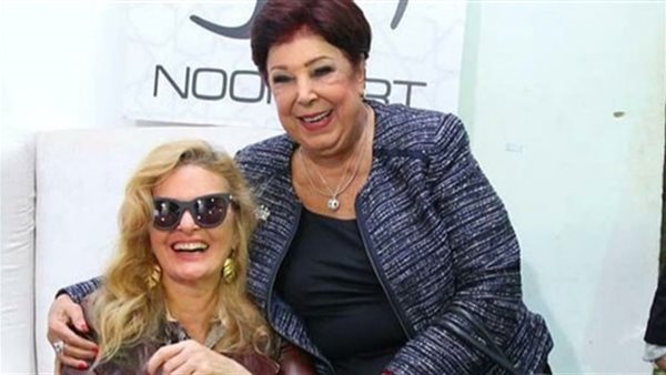 الفنانة يسرا برفقة