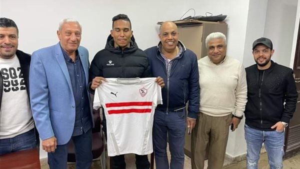 صورة للاعب بعد التعاقد