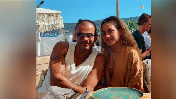 عمرو  دياب برفقة