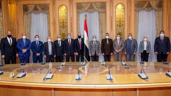 جانب من توقيع العقود