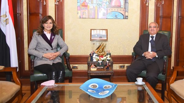 السفيرة نبيلة مكرم