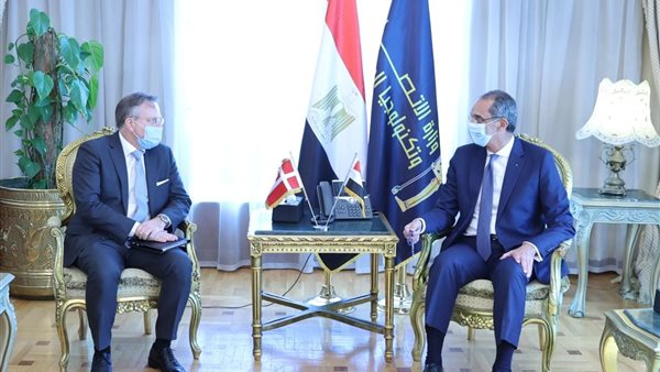 وزير الاتصالات، وسفير