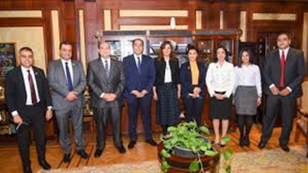 وزيرة الهجرة مع شباب